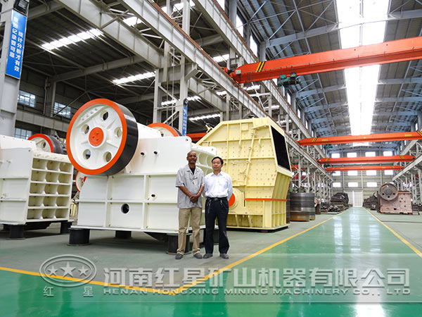 顎式細(xì)碎機生產(chǎn)車間