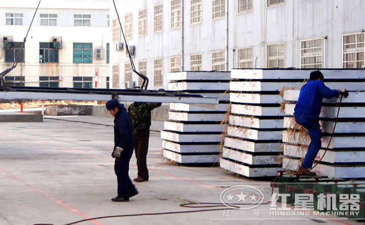 廠區(qū)擺放床面的作業(yè)人員 廠區(qū)擺放床面的作業(yè)人員