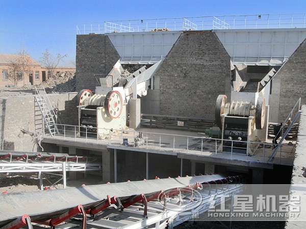 顎式破碎機(jī)作業(yè)現(xiàn)場