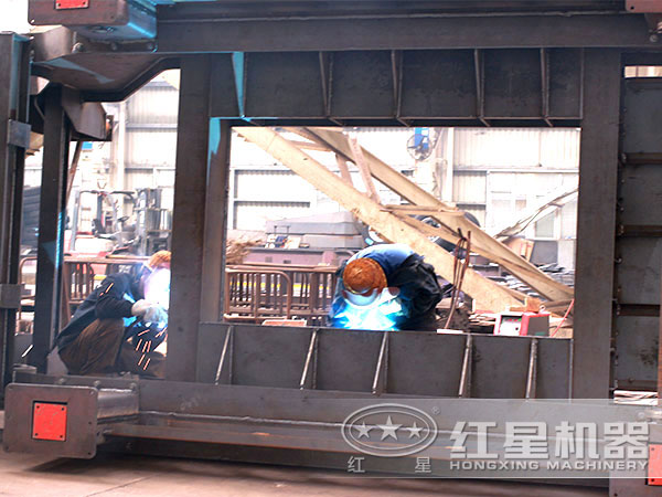 正在生產(chǎn)車(chē)載流動(dòng)破石機(jī)的作業(yè)人員