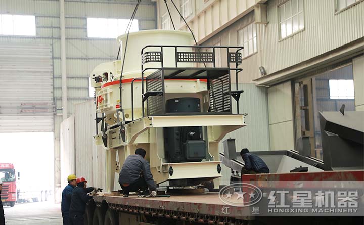 工人將制砂機裝車準備發貨 工人將制砂機裝車準備發貨