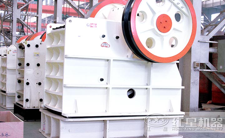 顎式破碎機(jī)設(shè)備簡單，運行效果好
