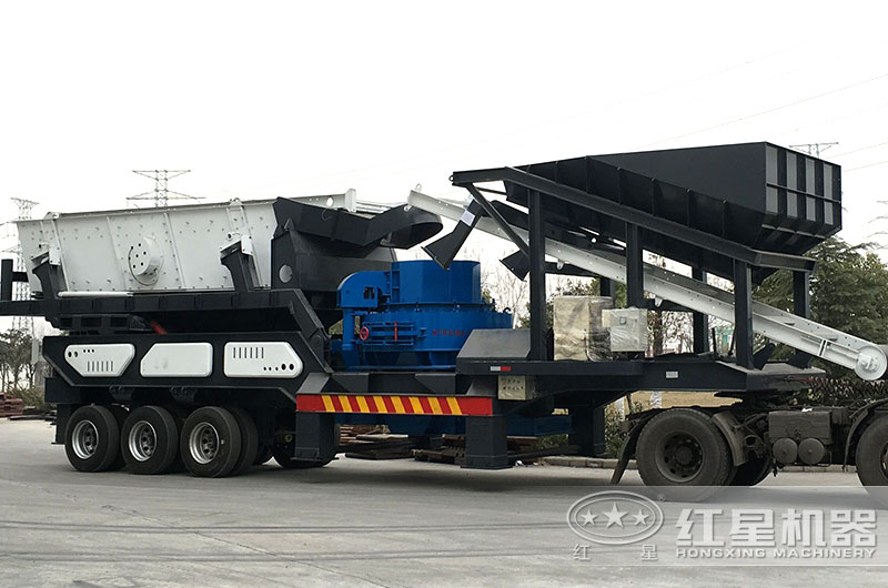 移動式制砂機開往生產(chǎn)現(xiàn)場