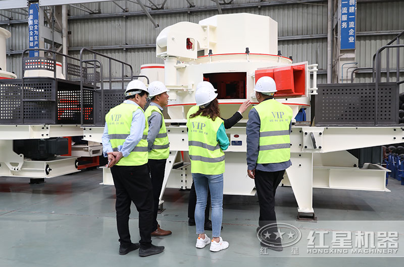 客戶(hù)來(lái)廠參觀考察制砂設(shè)備 客戶(hù)來(lái)廠參觀考察制砂設(shè)備