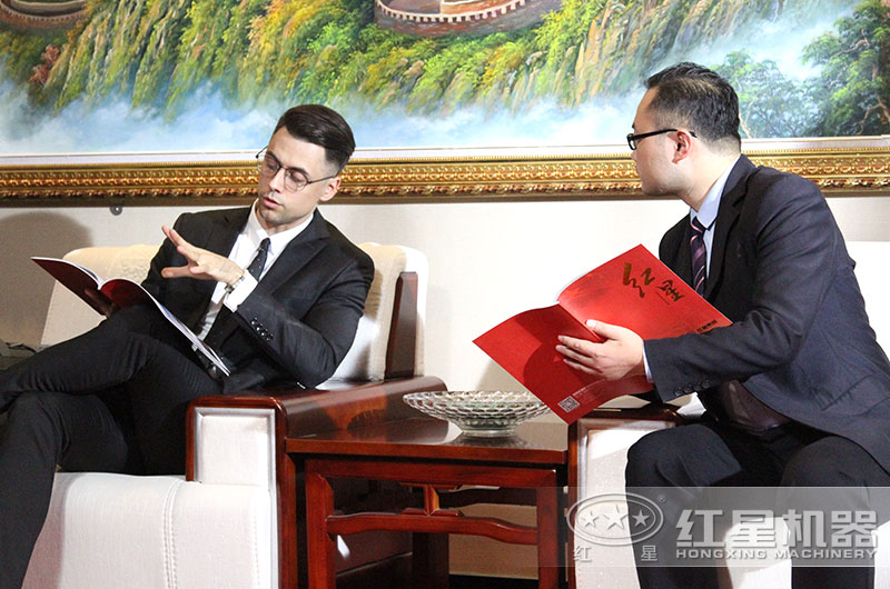 紅星產(chǎn)品經(jīng)理接待來(lái)廠客戶 紅星產(chǎn)品經(jīng)理接待來(lái)廠客戶